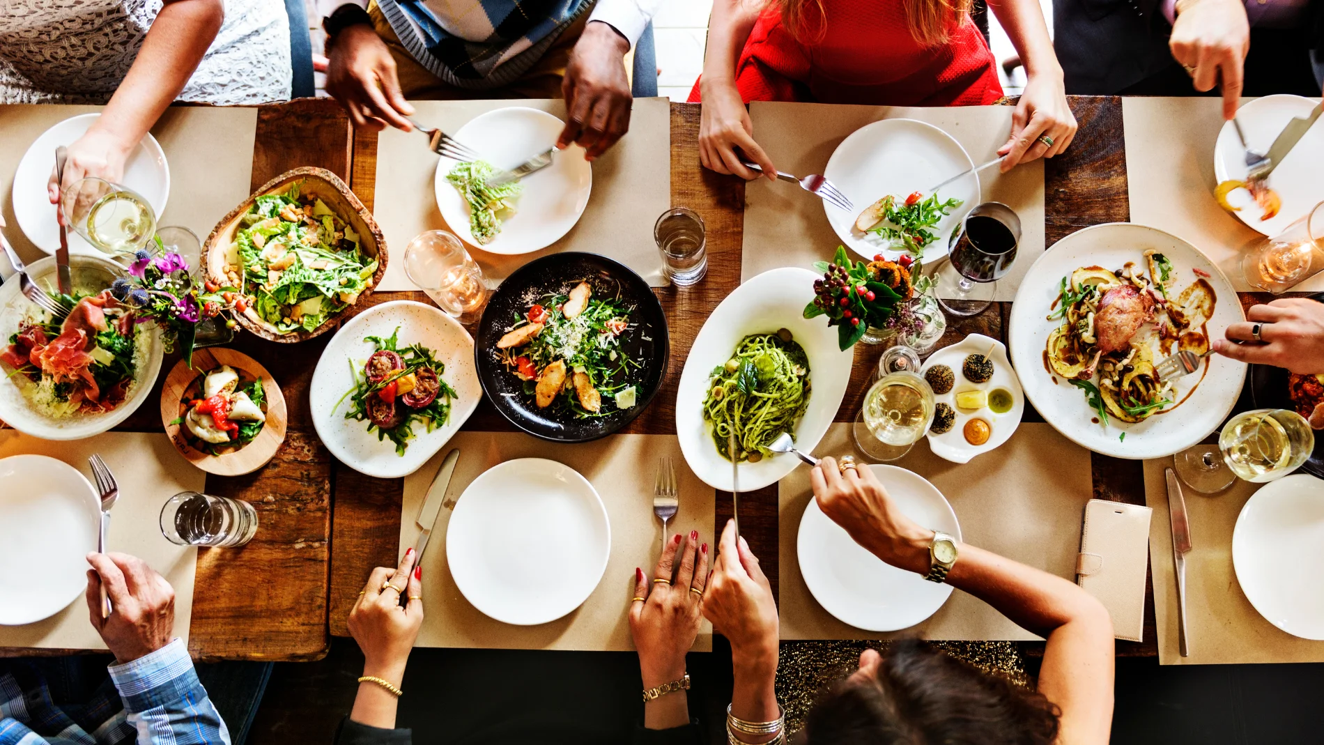 Comensales compartiendo una mesa en un restaurante